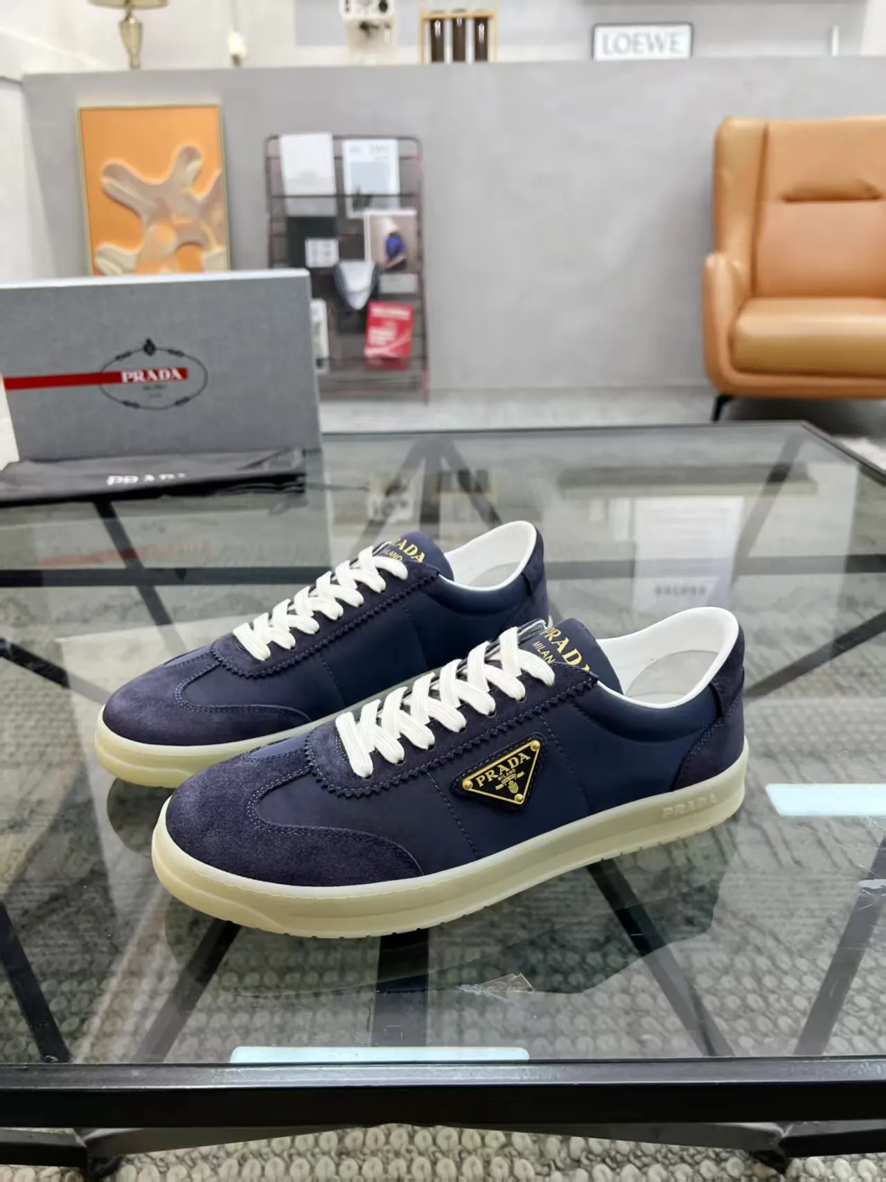 Factory P400💰Prada new men's genuine leather sports shoes, the highest version on the market, any comparison is welcome🆚! The original leather has excellent texture and is super high-end! Fetal sheep net lining imported from Italy, removable pad! Luxurious materials and fine workmanship, highly recommended! Code number: 38--45